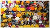  Varamahalakshmi: ವರಮಹಾಲಕ್ಷ್ಮೀ ಹಬ್ಬ, ತರಕಾರಿ, ಹೂವು, ಹಣ್ಣು ದರ ಭಾರೀ ಏರಿಕೆ, ಎಷ್ಟಿದೆ ನೋಡಿ