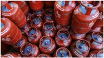  LPG Price Hike: ಮೂರು ನಗರಗಳಲ್ಲಿ ವಾಣಿಜ್ಯ ಎಲ್‌ಪಿಜಿ ಬೆಲೆ ಇಳಿಕೆ, ಬೆಂಗಳೂರಿನಲ್ಲೆಷ್ಟಿದೆ?