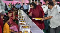  Mukesh Ambani: ಅನಂತ್‌ ಅಂಬಾನಿ ವಿವಾಹ ಪೂರ್ವ ಸಮಾರಂಭವು ಅನ್ನಸಂತರ್ಪಣೆ ಆರಂಭ