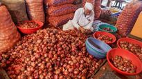  Onion Export Ban: ರಫ್ತು ನಿರ್ಬಂಧ: ಈರುಳಿ ಬೆಲೆ ಕುಸಿತ- ಸರ್ಕಾರ ಹಿಂಪಡೆಯದ ನಿಷೇಧ