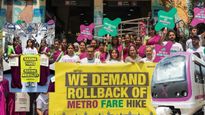 Namma Metro Fare Hike: ಮೆಟ್ರೋ ದರ ಏರಿಕೆ: ರೈಲಿನ ಒಳಗೇ ಪ್ರತಿಭಟನೆ.. ಬೆಲೆ ಇಳಿಸಲು ಆಗ್ರಹ