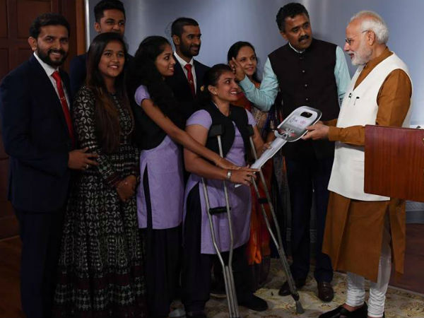 ಮೋದಿಯವರಿಂದ ಕೀ ಹಸ್ತಾಂತರ