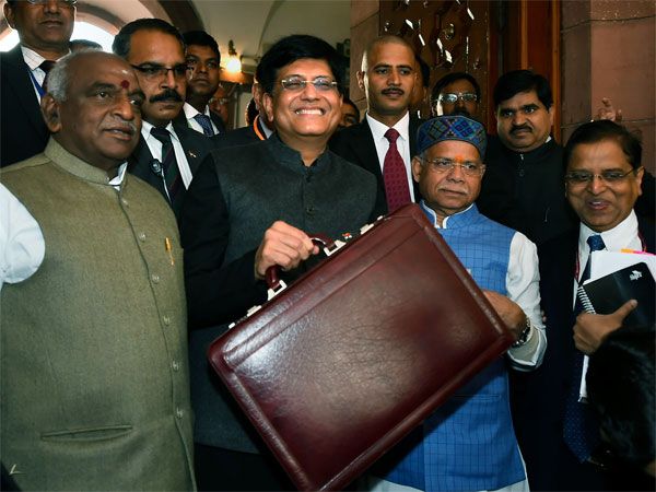 ಬ್ರೀಫ್‌ಕೇಸ್ ಏನು ಒಳಗೊಂಡಿದೆ? 