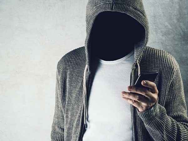 ರಿಮೋಟ್ ಕಂಟ್ರೋಲ್ ಬಳಸುವ ಖದೀಮರು