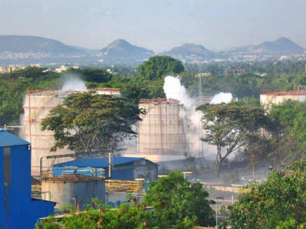 ಕನಿಷ್ಠ ನೂರು ಮಂದಿ ಆಸ್ಪತ್ರೆಯಲ್ಲಿ