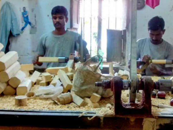 ಬುಡಕಟ್ಟು ಜನಾಂಗದವರಿಗೆ ತರಬೇತಿ ನೀಡುತ್ತಾರೆ