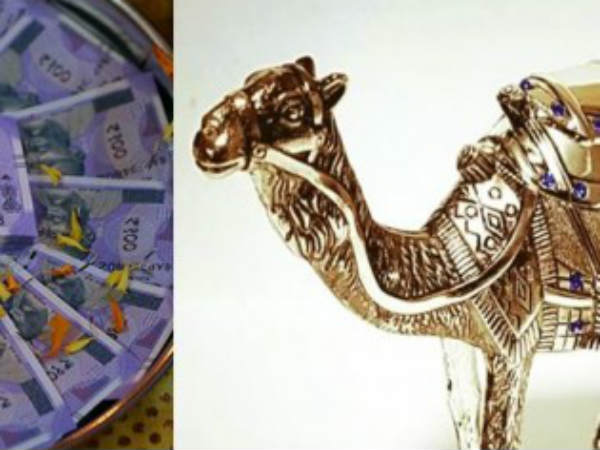 ಪೂರ್ವ ದಿಕ್ಕಿನ ಕಡೆಗೆ ಒಂದು ಜೊತೆ ಒಂಟೆ ಮೂರ್ತಿ