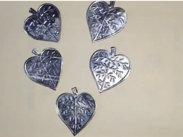 ರಾಮಮಂದಿರ ಶಿಲಾನ್ಯಾಸಕ್ಕೆ ಕಾಶಿಯಿಂದ ಬೆಳ್ಳಿಯ ಪಾನ್ ಎಲೆಗಳ ಸಮರ್ಪಣೆ ರಾಮಮಂದಿರ ಶಿಲಾನ್ಯಾಸಕ್ಕೆ ಕಾಶಿಯಿಂದ ಬೆಳ್ಳಿಯ ಪಾನ್ ಎಲೆಗಳ ಸಮರ್ಪಣೆ