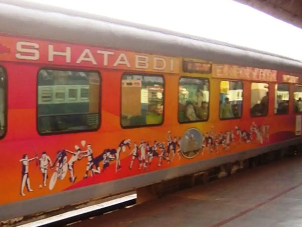 ಆಹಾರ, ಪಾನೀಯ ಸೇವೆಗಳನ್ನು ನೀಡಲಾಗುತ್ತದೆ