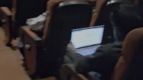 ಥಿಯೇಟರ್‌ನಲ್ಲೂ ಲಾಪ್‌ಟಾಪ್‌ ತೆರೆದು ಕೆಲಸ ಮಾಡಿದ ವ್ಯಕ್ತಿ 