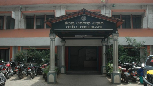 ಟರ್ಫ್ ಕ್ಲಬ್ ಮೇಲೆ ಸಿಸಿಬಿ ದಾಳಿ, 3.47 ಕೋಟಿ ವಶ ಟರ್ಫ್ ಕ್ಲಬ್ ಮೇಲೆ ಸಿಸಿಬಿ ದಾಳಿ, 3.47 ಕೋಟಿ ವಶ