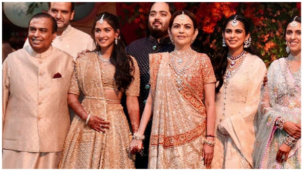  ದುಬಾರಿ ಉಡುಗೊರೆಗೆ ಫೇಮಸ್ ಅಂಬಾನಿ ಕುಟುಂಬ, ಏನೆಲ್ಲ ಗಿಫ್ಟ್?