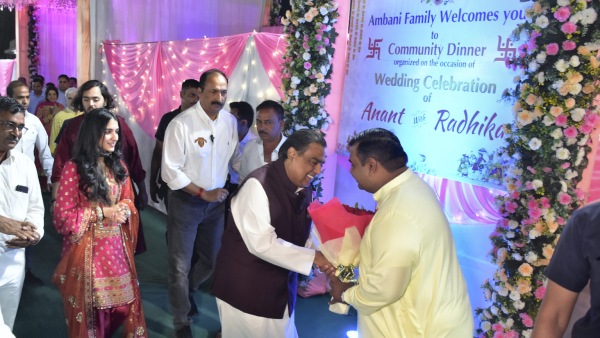  ಗ್ರಾಮದ 51 ಸಾವಿರ ಜನರಿಗೆ ಅಂಬಾನಿ ಕುಟುಂಬದವರು ಅನ್ನಸಂತರ್ಪಣೆ