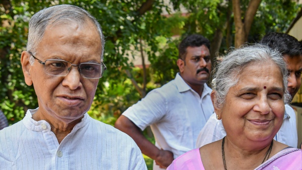 ಸುಧಾಮೂರ್ತಿಗಾಗಿ ಹಾಡು ಹಾಡಿದ್ದ ನಾರಾಯಣ ಮೂರ್ತಿ 