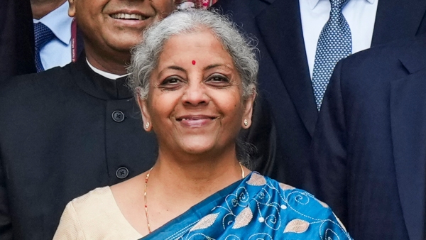 ಬಜೆಟ್‌ ಮಂಡಿಸಲು ನೀಲಿ ಸೀರೆ ಉಟ್ಟ ನಿರ್ಮಲಾ ಸೀತಾರಾಮನ್ 