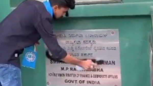 ಹಣಕಾಸು ಸಚಿವೆ ನಿರ್ಮಲಾ ಸೀತಾರಾಮನ್ ಕಚೇರಿಗೆ ಕಪ್ಪು ಮಸಿ 