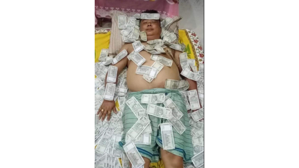 ಹಣದ ಕಂತೆಯನ್ನೇ ಹಾಸಿಗೆ ಮಾಡಿ ಮಲಗಿದ ರಾಜಕಾರಣಿ 