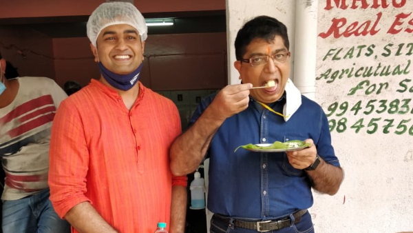 ತಾಯಿಯೊಂದಿಗೆ ಇಡ್ಲಿ ಮಾರಾಟ ಮಾಡಿ ಯಶಸ್ವಿಯಾದ ಬೆಂಗಳೂರಿಗ 