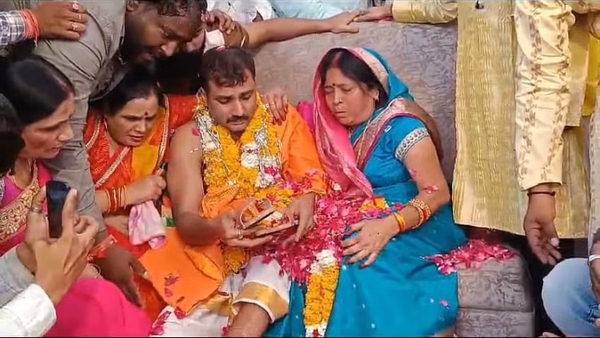 ತೊಡೆ ಚರ್ಮದಿಂದ ತಾಯಿಗೆ ಚಪ್ಪಲಿ ಮಾಡಿಕೊಟ್ಟ ಮಗ ತೊಡೆ ಚರ್ಮದಿಂದ ತಾಯಿಗೆ ಚಪ್ಪಲಿ ಮಾಡಿಕೊಟ್ಟ ಮಗ