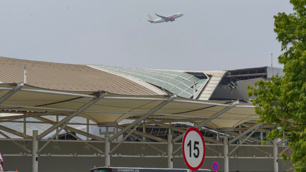 ದೆಹಲಿ ಏರ್‌ಪೋರ್ಟ್‌ ಮೇಲ್ಛಾವಣಿ ಕುಸಿತ, ಜಲಾವೃತವಾದ ರಸ್ತೆಗಳು 