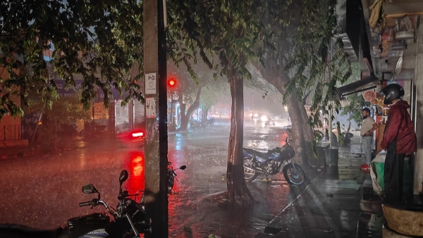 ಗುಡುಗು ಸಹಿತ ಮಳೆಗೆ ವಾಹನಗಳು ಜಖಂ, ಪರದಾಡಿದ ಜನರು 