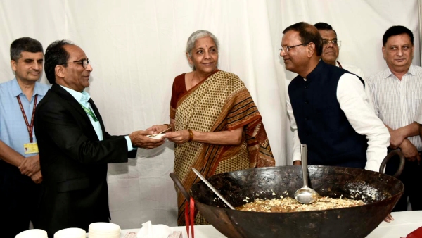 ಬಜೆಟ್‌ ಮಂಡನೆಗೂ ಮುನ್ನ ಹಲ್ವಾ ಕೊಟ್ಟ ನಿರ್ಮಲಾ ಸೀತಾರಾಮನ್‌ 