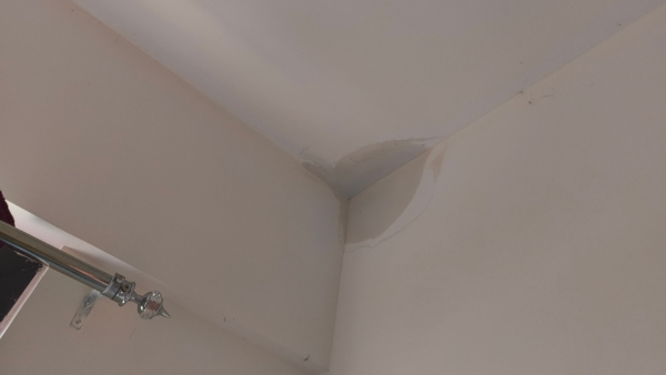 1 ಕೋಟಿ ಕೊಟ್ಟು ಖರೀದಿಸಿದ ಅಪಾರ್ಟ್ಮೆಂಟ್ನಲ್ಲಿ ಜಿನುಗಿದ ನೀರು 1 ಕೋಟಿ ಕೊಟ್ಟು ಖರೀದಿಸಿದ ಅಪಾರ್ಟ್ಮೆಂಟ್ನಲ್ಲಿ ಜಿನುಗಿದ ನೀರು