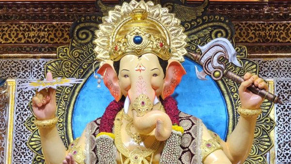 ಗಣಪತಿಗೆ ಅಂಬಾನಿ ಕುಟುಂಬದಿಂದ 20 ಕೆಜಿ ಚಿನ್ನದ ಕಿರೀಟ 