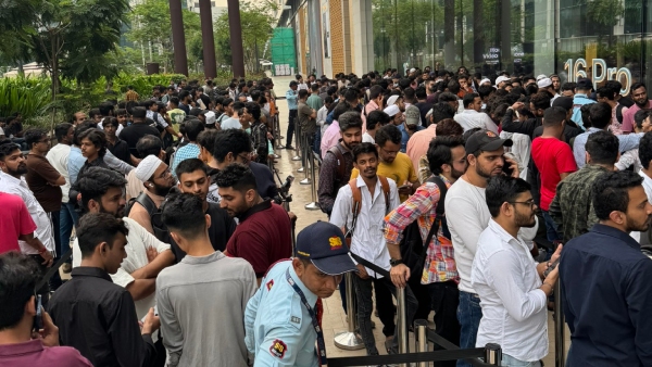 ಐಫೋನ್‌ಗಾಗಿ 21 ಗಂಟೆ ಅಂಗಡಿ ಮುಂದೆ ಕುಳಿತ ವ್ಯಕ್ತಿ 