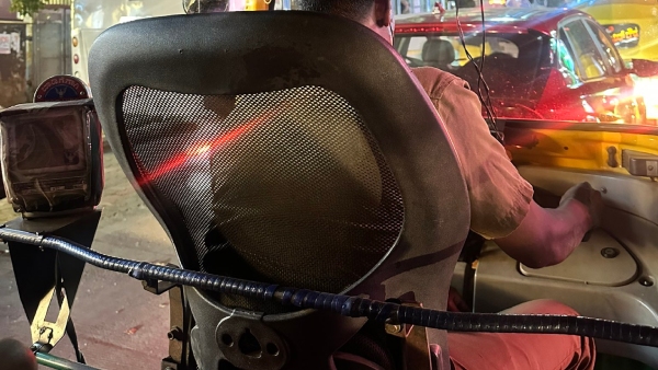 ಆಫೀಸ್‌ ಚೇರ್‌ ಅನ್ನೇ ಆಟೋರಿಕ್ಷಾ ಚೇರ್‌ ಆಗಿಸಿಕೊಂಡ ಚಾಲಕ 