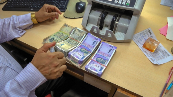 ಸಾಲ ತೆಗೆದುಕೊಳ್ಳುವಾಗ ಈ ತಪ್ಪುಗಳನ್ನು ಮಾಡಬೇಡಿ ಸಾಲ ತೆಗೆದುಕೊಳ್ಳುವಾಗ ಈ ತಪ್ಪುಗಳನ್ನು ಮಾಡಬೇಡಿ