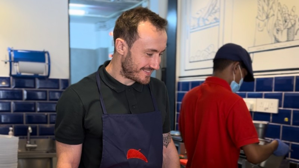 ಬೆಂಗಳೂರಿನಲ್ಲಿ ಸ್ಯಾಂಡ್‌ವಿಚ್ ಸೇಲ್ ಮಾಡಿ ಕೋಟಿ ರೂ. ಗಳಿಸುವ ವಿದೇಶಿಗ