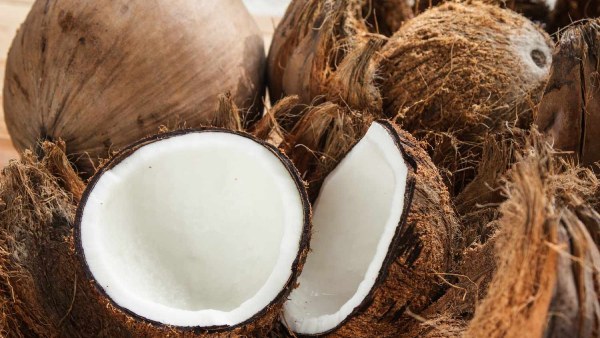 ತೆಂಗಿನಕಾಯಿ ಬೆಲೆ ಕೇಳಿ ಗ್ರಾಹಕರು ಕಂಗಾಲು