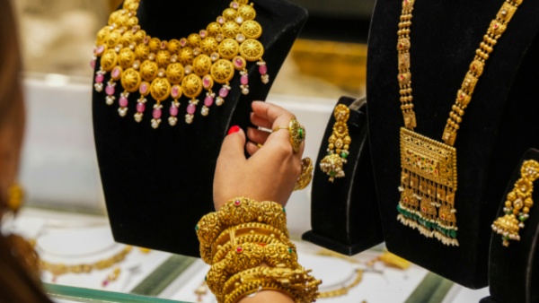 Gold Rate: ಲಕ್ಷ ದಾಟಿದ ಬಂಗಾರ! ಇಂದು ಚಿನ್ನದ ಬೆಲೆ 21,200 ದುಬಾರಿ Gold Rate: ಲಕ್ಷ ದಾಟಿದ ಬಂಗಾರ! ಇಂದು ಚಿನ್ನದ ಬೆಲೆ 21,200 ದುಬಾರಿ