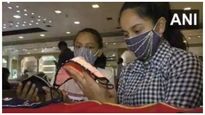 വധൂവരന്മാ‍‍ർക്ക് വജ്രം പതിപ്പിച്ച സ്പെഷ്യൽ മാസ്ക്, വില നാല് ലക്ഷം രൂപ 