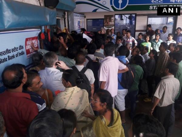 നോട്ട് മാറാന്‍ പ്രത്യേക ക്യൂ