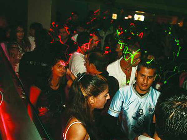 പ്രായപൂർത്തിയാകാത്തവ‍ർക്ക് പ്രവേശനമില്ല