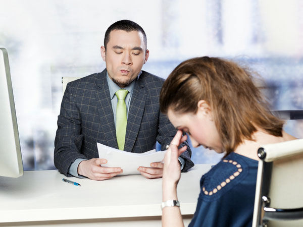 കണ്ണുകളില്‍ നോക്കി സംസാരിക്കുക