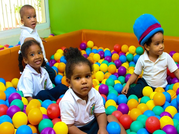 കുട്ടികൾക്ക് കളിക്കാൻ പ്ലേ ​ഗ്രൗണ്ട്