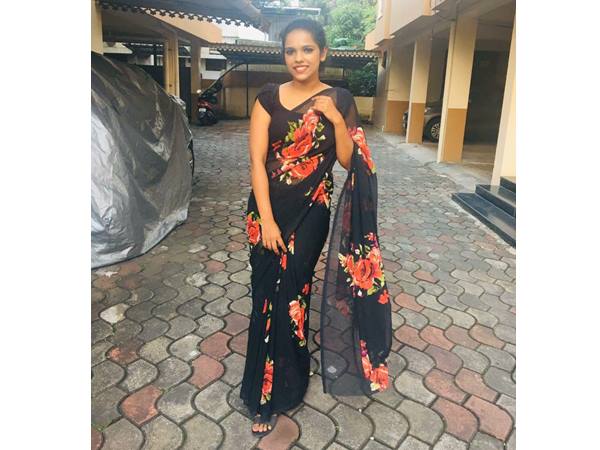 വധുവിനെ സാരിയുടുപ്പിക്കൽ