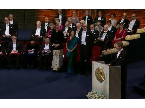 കസവ് മുണ്ടും സാരിയുമണിഞ്ഞ് നൊബേല്‍ സമ്മാനം ഏറ്റുവാങ്ങി അഭിജിത് ബാനര്‍ജിയും ഭാര്യയും