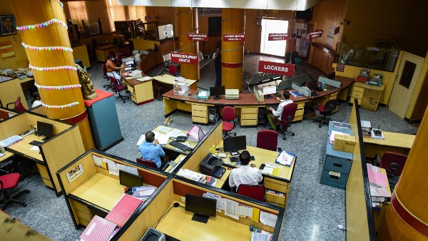 മൊറട്ടോറിയം: അപ്പോള് മൂന്നു മാസം വായ്പ തിരിച്ചടയ്ക്കേണ്ട? അറിയണം ഇക്കാര്യങ്ങള് മൊറട്ടോറിയം: അപ്പോള് മൂന്നു മാസം വായ്പ തിരിച്ചടയ്ക്കേണ്ട? അറിയണം ഇക്കാര്യങ്ങള്