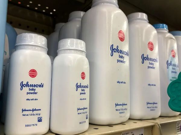 കാനഡയിലും യുഎസിലും ജോൺസൺ ആൻഡ് ജോൺസൺ ബേബി പൗഡർ വിൽപ്പന നിർത്തുന്നു കാനഡയിലും യുഎസിലും ജോൺസൺ ആൻഡ് ജോൺസൺ ബേബി പൗഡർ വിൽപ്പന നിർത്തുന്നു