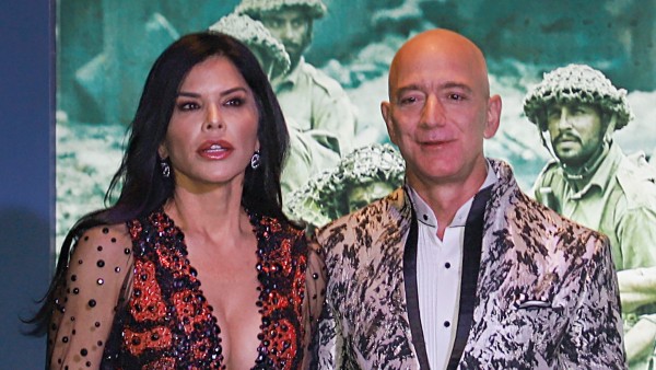 മുന്നിൽ ബെസോസ്