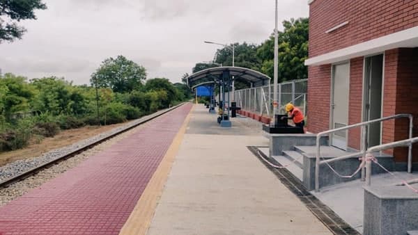 ഹാൾട്ട് സ്റ്റേഷനിൽ നിന്ന്.... 