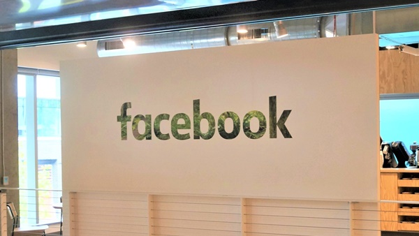 പന്തിയില്‍ പക്ഷഭേദം?