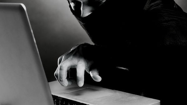 ഡൗണ്‍ലോഡ് ചെയ്യുന്നത് ആപ്പ്‌സ്റ്റോറില്‍ നിന്ന് മാത്രം