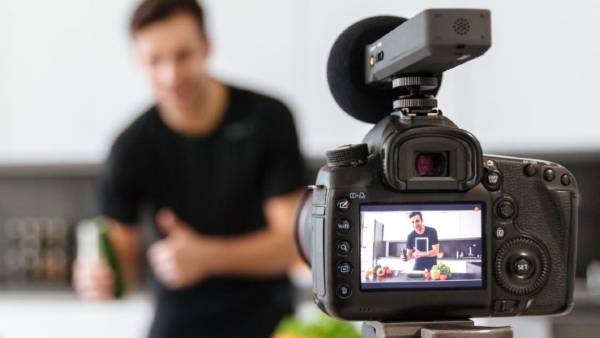 വരുമാനമാണ് യൂട്യൂബും ഫെയ്സ്ബുക്കും ഇൻസ്റ്റ​ഗ്രാമും; എങ്ങനെ കണ്ടന്റ് ക്രിയേറ്ററായി പണമുണ്ടാക്കാം