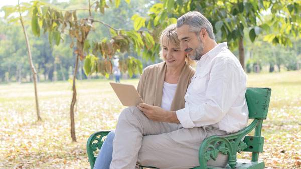 60 കഴിഞ്ഞാൽ ഈ സാമ്പത്തിക വെല്ലുവിളികളെ കരുതിയിരിക്കണം; പണം കൈകാര്യം ചെയ്യുമ്പോൾ ശ്രദ്ധിക്കാം