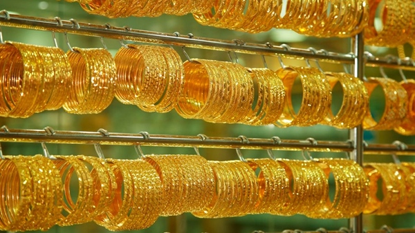 കടം വാങ്ങുന്നവർ സ്വർണാഭരണങ്ങൾ പണയം വയ്ക്കുന്ന സുരക്ഷിതമായ വായ്പയാണ് സ്വർണ വായ്പ